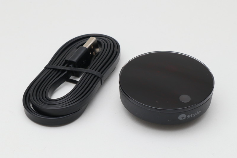 入っているのは本体とUSBケーブルのみ。電源アダプターは別途必要