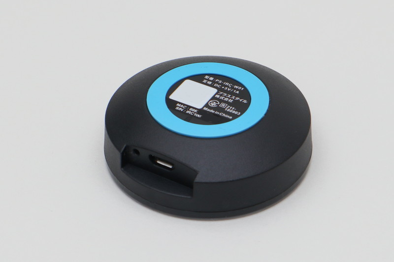 裏側。電源を供給するUSB端子と設定用のボタンが唯一のものとなる