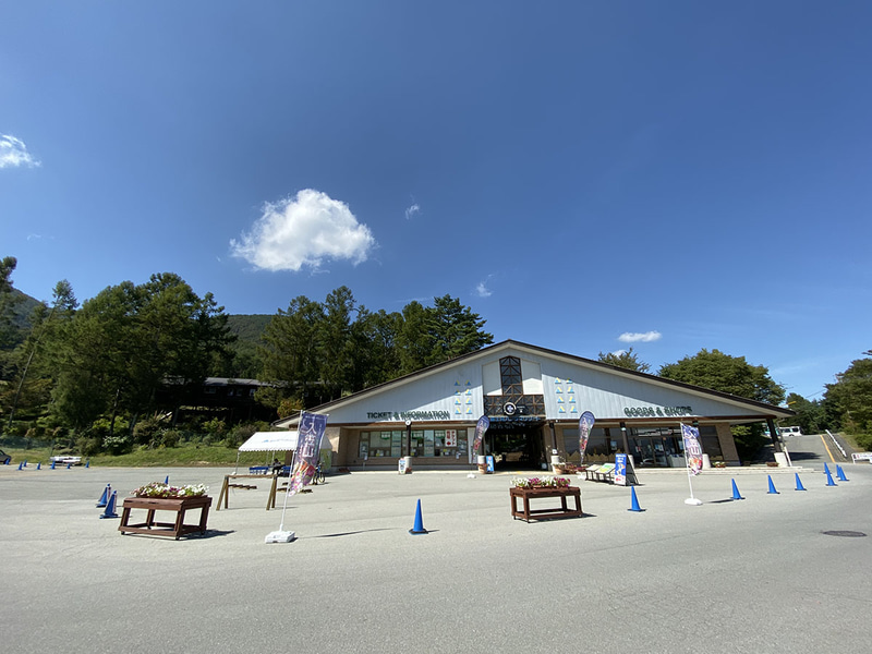 左が超広角（13mm相当）、右が広角（26mm相当）で撮った写真。超広角だとより広い範囲を写し込めるので、風景や大きな建物を撮るのがラクです。