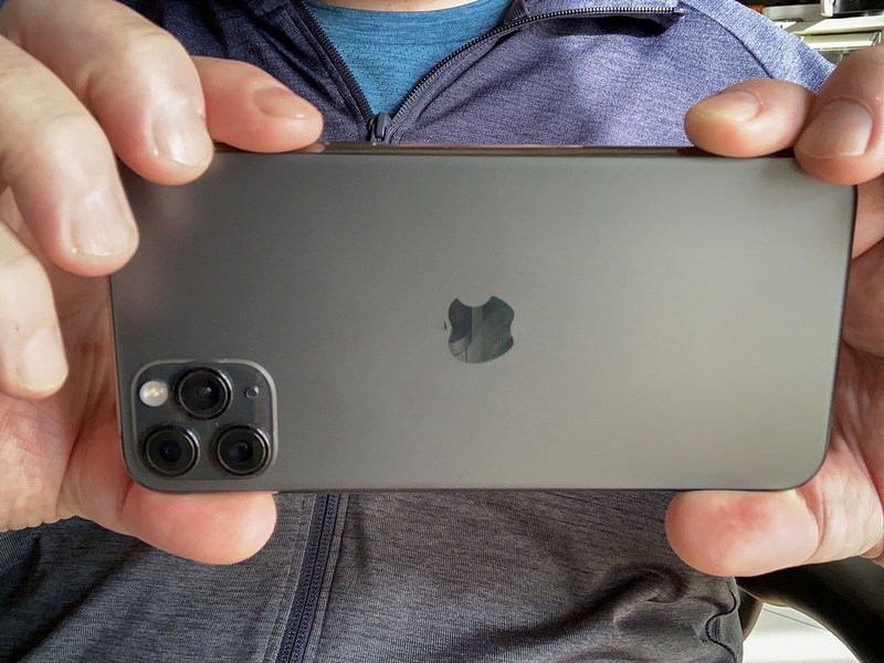 iPhoneはボリュームボタンでカメラのシャッターを切ることができます。筆者の場合、右写真のように両手でiPhone 11 Pro Maxをホールドし、レンズ上部のボリュームボタンを押して撮影。iPhone 11シリーズで超広角撮影をする場合、超広角レンズのみ手ブレ補正が効かないので片手撮りだとブレがち。なので、やはり両手でガッチリとホールドする必要があります。……ただ、注意しないと右手小指や薬指あたりが写り込んでしまいがち。