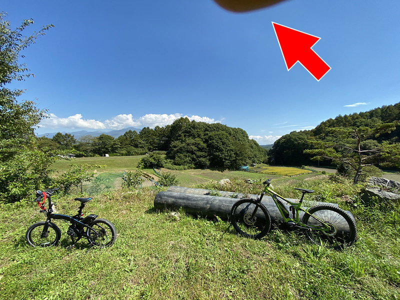 超広角撮影だと、こんなふうに指が写り込みます。写真で見ると明らかに写り込んでいるわけですが、明るい屋外だと画面が見づらく、写り込んだ指に気づかないことがありがち。後で「あっ指が……」と後悔するわけですね。