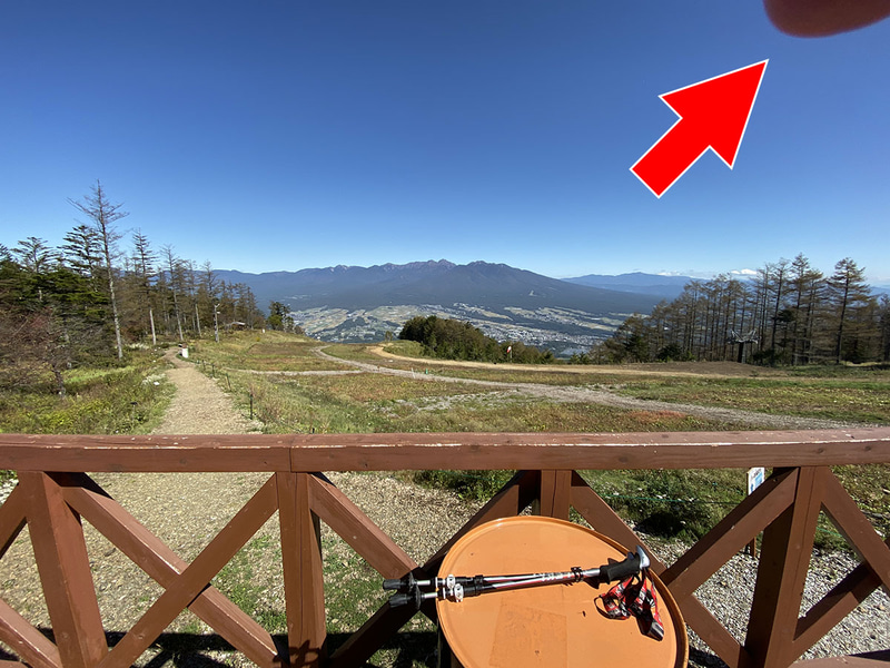 超広角撮影だと、こんなふうに指が写り込みます。写真で見ると明らかに写り込んでいるわけですが、明るい屋外だと画面が見づらく、写り込んだ指に気づかないことがありがち。後で「あっ指が……」と後悔するわけですね。