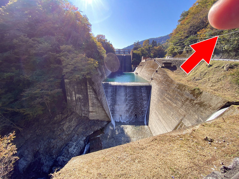 ダム写真に指！　猫写真にも指！　気軽なスナップなら「まあいいや」で済みますが、仕事用の写真となると後でレタッチによる「指消し」が大変。