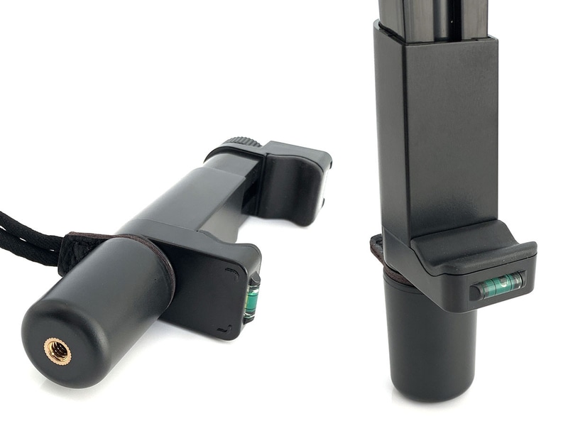 Neewerの「スマホリグ フィルムメーカーグリップ」。短辺50～92mmのスマートフォンをホールドできるグリップです。1299円ながらもけっこうな機能性を備えたグリップという印象で、グリップ底部には三脚ネジ穴が、側部には水平器まであります。ちなみにNeewerは「ニューワー」と読み、多種多様な撮影機材を発売しているブランド。筆者もいくつか製品を使っていますが、どれもコストパフォーマンスに優れていると感じます。