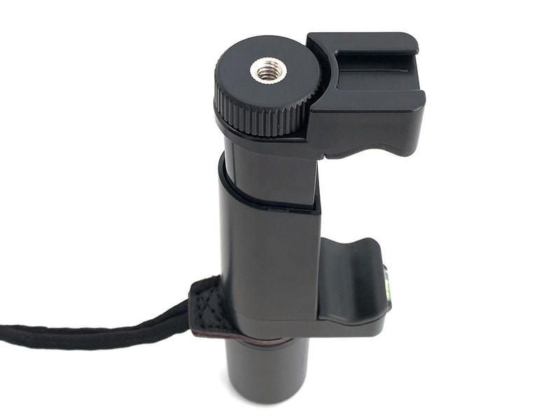 スマートフォンを挟んでホールドするネジ式のグリップで、上部のつまみを回して挟む強さを調節できます。素材は樹脂ですが、スマートフォンをかなりしっかりとホールド可能。ネジの部分には三脚ネジ穴と汎用シューがありますので、LEDライトやマイクなどのアクセサリーを装着して撮影することもできます。スマートフォンの短辺ならボタン位置以外どこにでも装着できますが、iPhone 11 Pro Maxの右端に装着してみました。