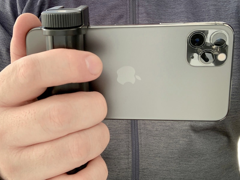 持った感じ。片手でしっかりグリップでき、親指でソフトウェアシャッターボタンを押すこともできます。スマートフォンでは考えられないレベルの高いグリップ感があり、しっかりとブレ防止につながりました。