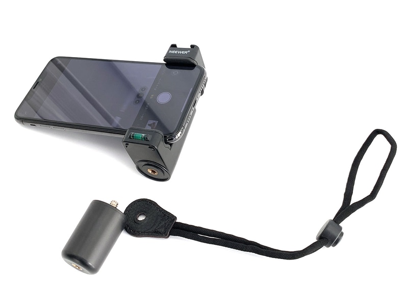 下方に伸びたグリップ部は外せて、三脚ネジ穴が出現。ストラップも外せます。スマホスタンド的にも利用可能。