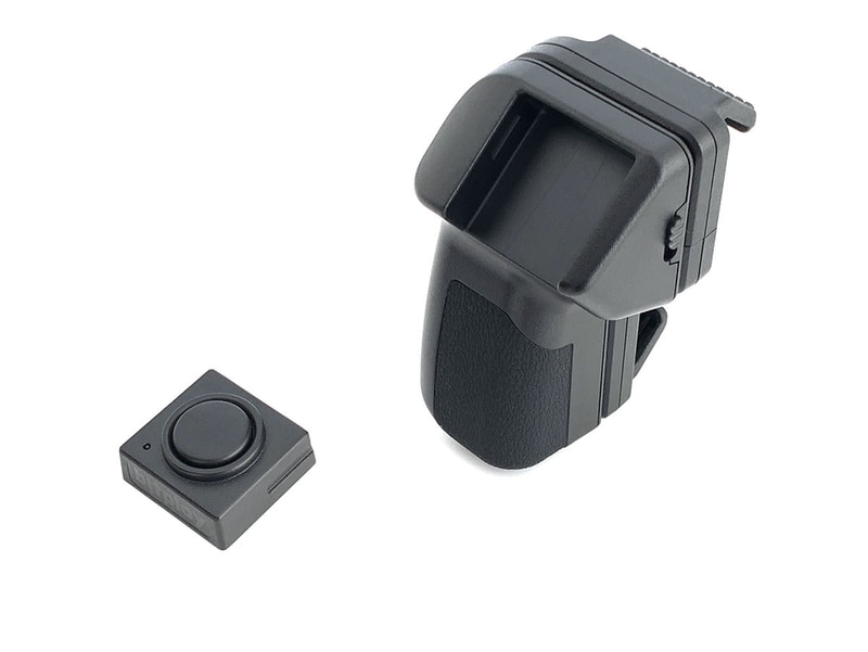 Bluetoothシャッターリモコンはこんな感じで外せて、もちろん単独で利用できます。リモコンの電源はコイン型リチウム電池のCR2032。本体のリモコン近くに見えるスライドボタンは、リモコン部が不意に脱落しないためのロックです。