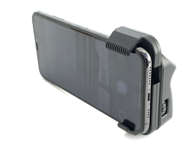 iPhone 11 Pro Maxをセットした様子。バネ式なので容易に脱着できます。ホールド力は十分強く、装着した感じもコンパクトで好印象。なお、写真では自立しているように見えますが、実際は自立しません。