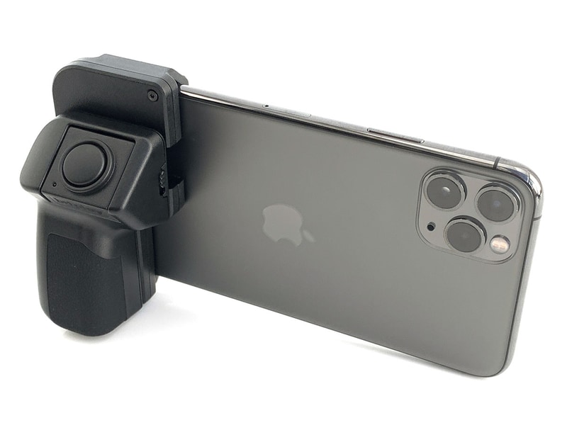 iPhone 11 Pro Maxをセットした様子。バネ式なので容易に脱着できます。ホールド力は十分強く、装着した感じもコンパクトで好印象。なお、写真では自立しているように見えますが、実際は自立しません。