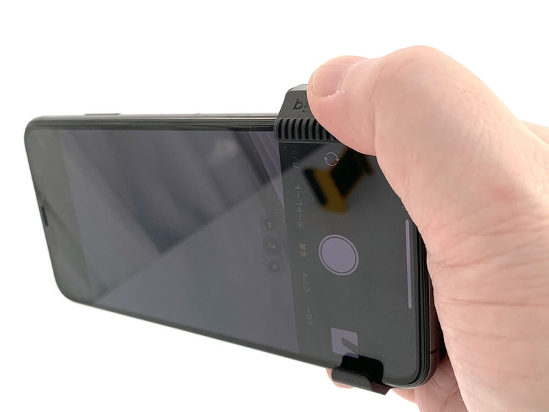 持った様子。小型のミラーレス一眼のような感覚で握れます。シャッターボタンの位置も良好。クリップ部分上部に親指を置けて、サムレストのような安定感が得られます。