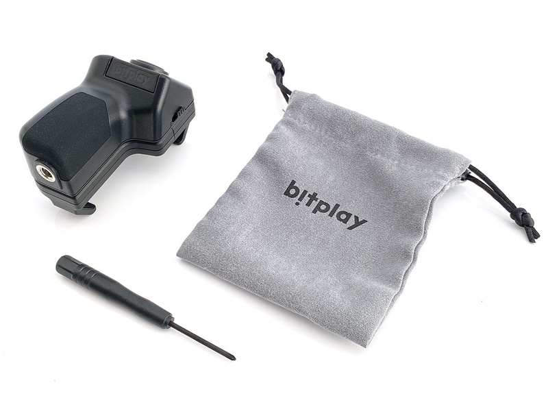 ちなみにこのグリップ、クリップ部とグリップ部を分離できます。同ブランドのスマートフォンケース「SNAP! CASE」シリーズにグリップ部を装着・流用できるというシクミ。bitplayのケースやグリップはけっこうシステマチックです。右写真は付属品。ポーチと電池交換用の精密ドライバーなどが付属しています。