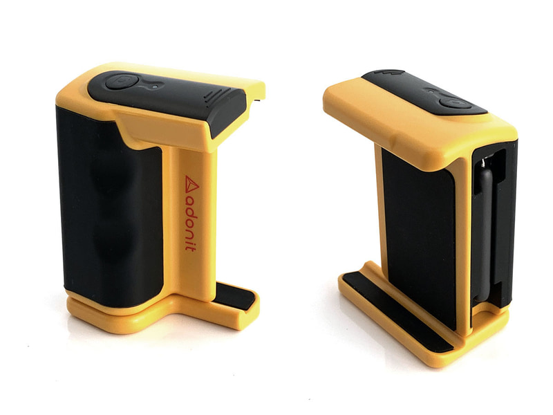 Adonitの「PhotoGrip」。スマートフォン短辺をバネで挟むタイプのグリップで、短辺62.5～85mmのスマートフォンに対応。バネの力は十分強く、また端末を挟む部分が幅広なので、かなり安定的にスマートフォンをセットできます。底部には三脚ネジ穴あり。