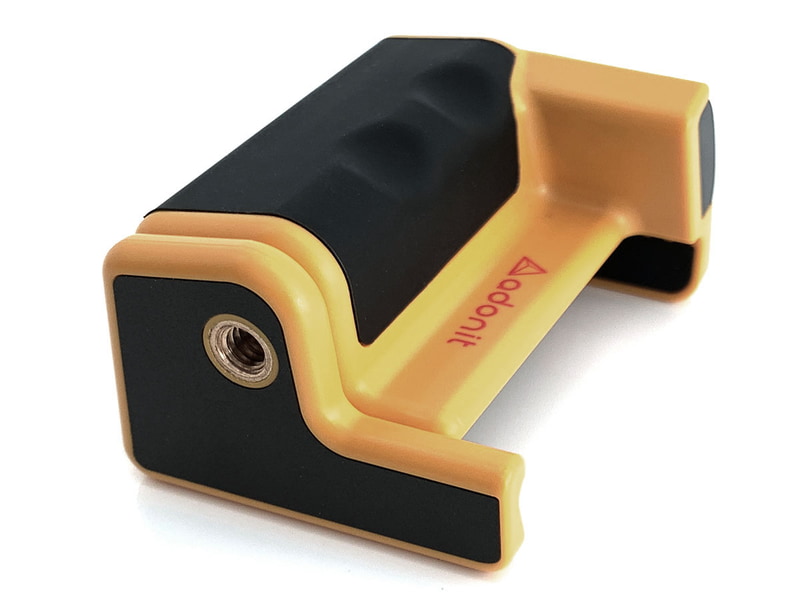 Adonitの「PhotoGrip」。スマートフォン短辺をバネで挟むタイプのグリップで、短辺62.5～85mmのスマートフォンに対応。バネの力は十分強く、また端末を挟む部分が幅広なので、かなり安定的にスマートフォンをセットできます。底部には三脚ネジ穴あり。