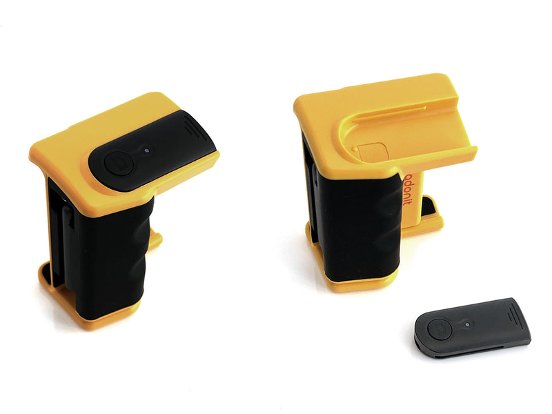 グリップ上部には脱着式のBluetoothシャッターリモコン。USB充電式（microUSB）です。ロック機構無しで挿抜して脱着しますが、適度な抵抗感があって不意に抜けることもなさそうです。グリップの横にはスタイラスを内蔵。先端がディスクになっているタイプで、わりと快適にiPhone 11 Pro Maxを操作できます。グリップへの収納感も良好で、スタイラスが不意に抜け落ちることもなさそう。