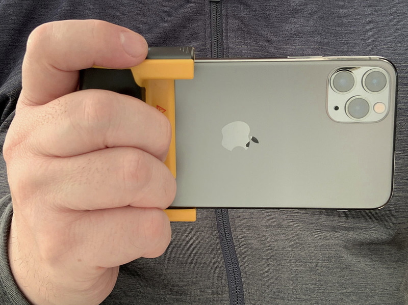 握った様子。グリップ部がやや幅広なので、今回紹介した製品のうち最も安定的に握ることができました。人差し指や親指を置けるスペースが広めで使いやすい。