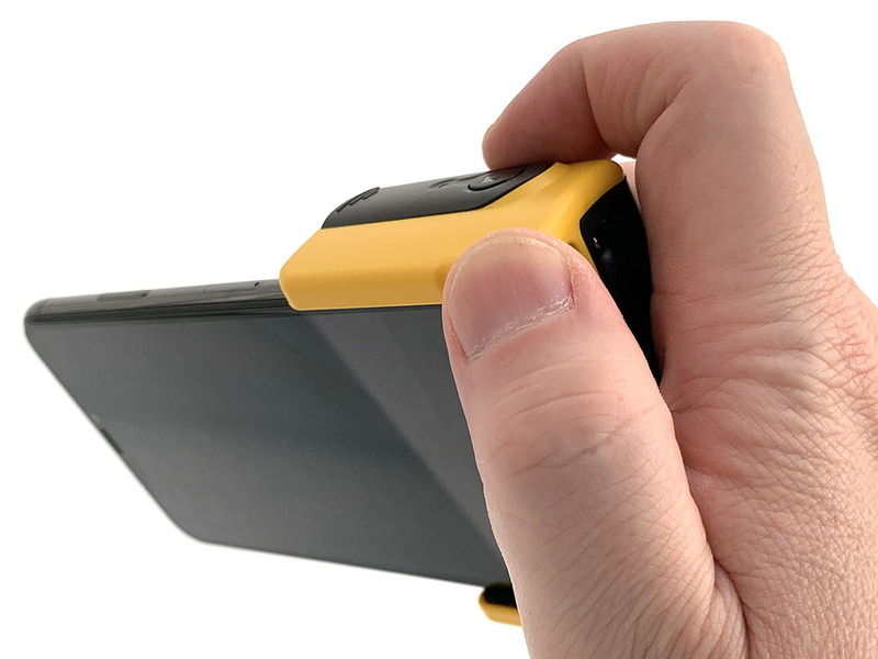 握った様子。グリップ部がやや幅広なので、今回紹介した製品のうち最も安定的に握ることができました。人差し指や親指を置けるスペースが広めで使いやすい。