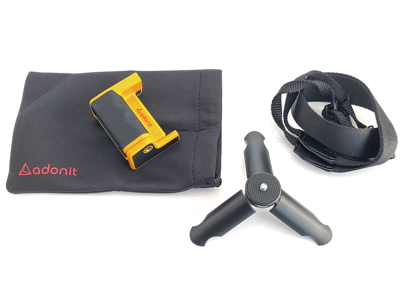 縦向きにも自立します。スマートフォンにグリップ本体をセットしたまま携帯できるポーチと、それを首などから吊せるストラップ、ミニ三脚などが付属します。