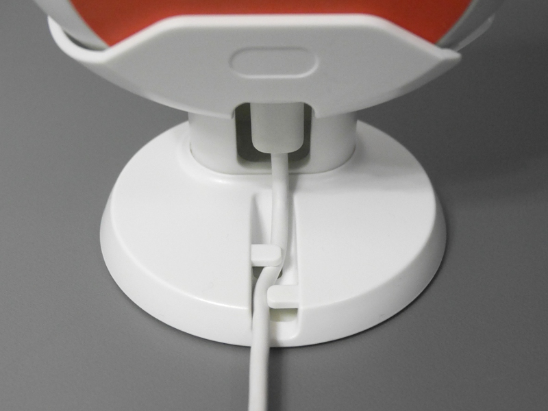 ケーブルを背面に逃すガイドも付属する。ガイドを使わず左右に逃すのもよいだろう