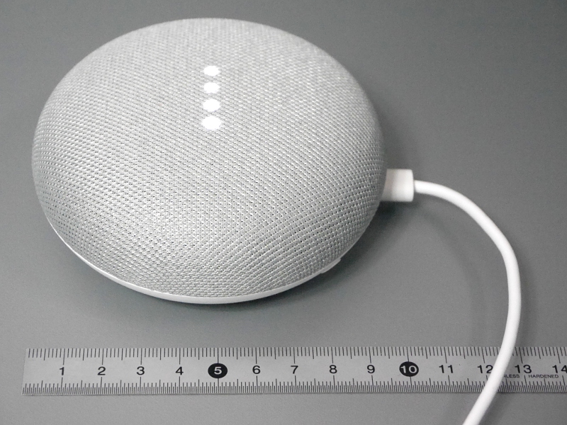 Google Home Miniを普通に置いた場合、ケーブルの曲がりも考慮して奥行きは13cm程度は必要
