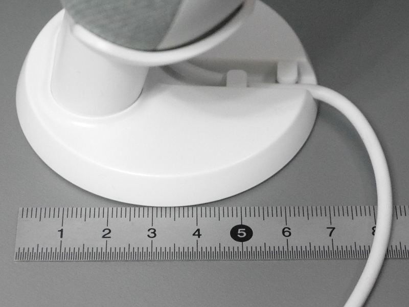 このスタンドを使って設置した場合、奥行きは8cm程度あれば済む