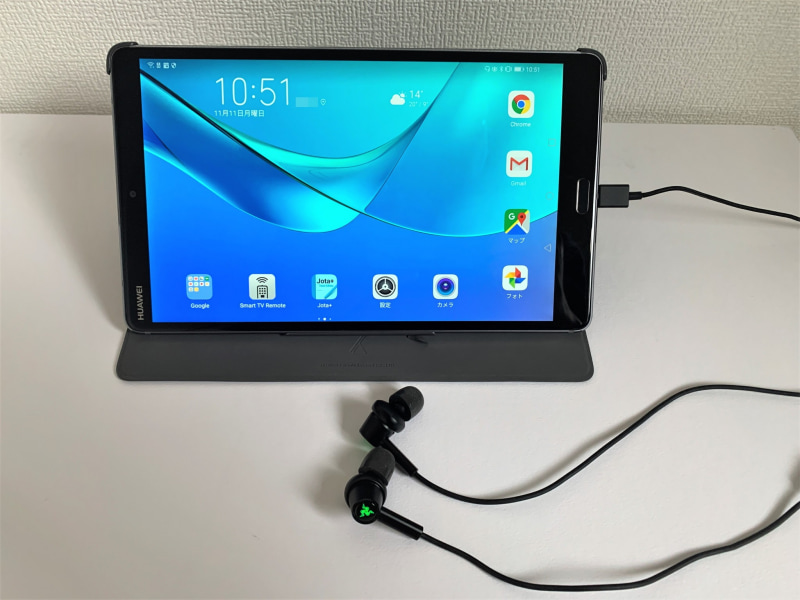 主に長距離のフライトなどで使っている「HUAWEI MediaPad M5 8.4」。イヤホン端子非搭載なので、USB Type-C端子にイヤホンを接続する必要がある