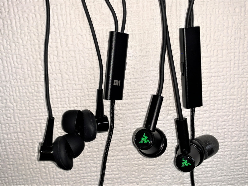 USB Type-C端子に直結でき、ノイズキャンセルに対応する、シャオミのノイズキャンセリングイヤホン(左)と、Razerの「Hammerhead USB-typeC ANC」(右)。デザインや素材感は似ているが、Razerのイヤホンは接続すると光る演出も用意