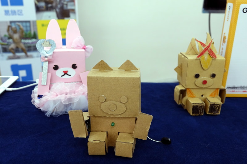 ダンボールは、児童が自由にデザインできる