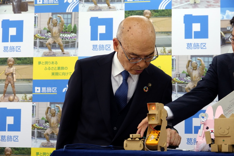 embotを体験する青木氏