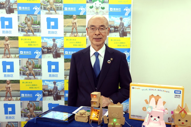 embotを体験する青木氏