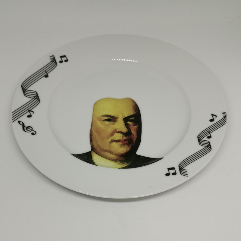 一方、カラフルなバッハの方はお皿の周囲に五線紙と音符を配したオシャレなミュージックプレートって感じだ