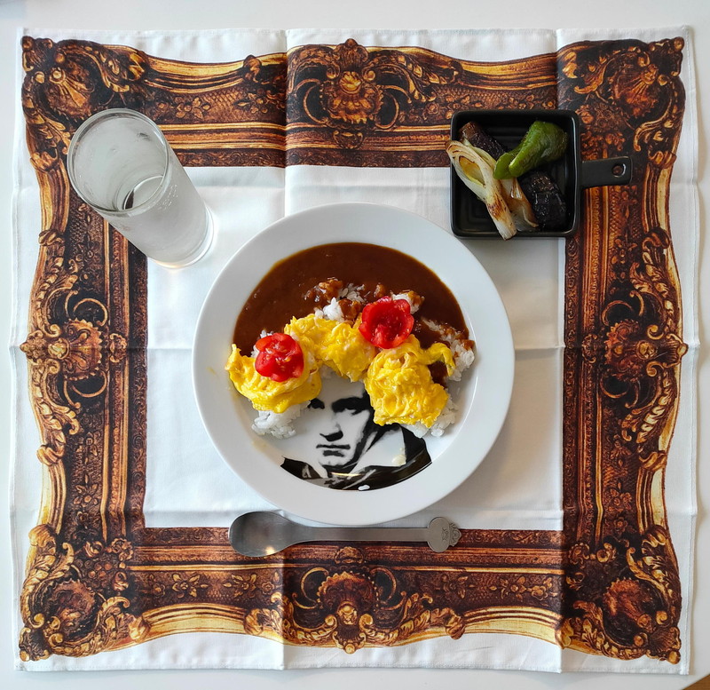 カラフルなチャレンジなので、ちょっとモノクロのベートーベンさんには不利