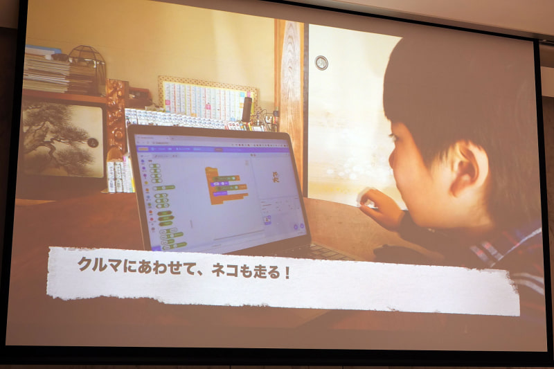 クルマが走ると画面内のネコも走るようプログラムする