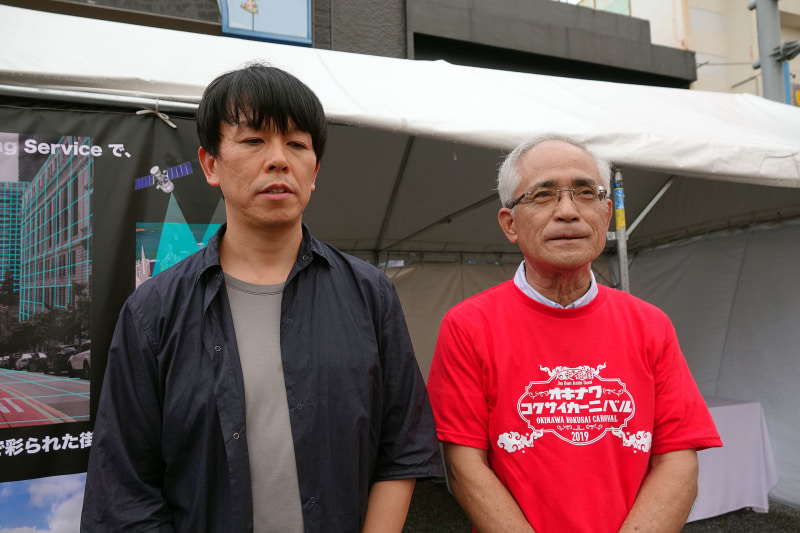 上月氏（左）と、沖縄市観光物産振興協会の島袋隆氏（右）