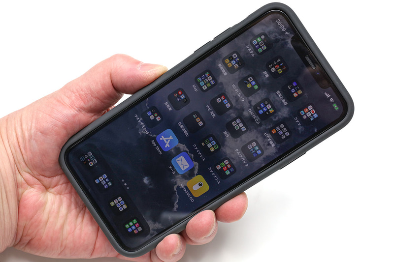 筆者がメイン端末として使用中のiPhone 11 Pro Maxを、Smart Battery Caseに入れた様子。重み厚みは増しますが、多彩な利便とバッテリー持続時間向上という安心感が備わります。