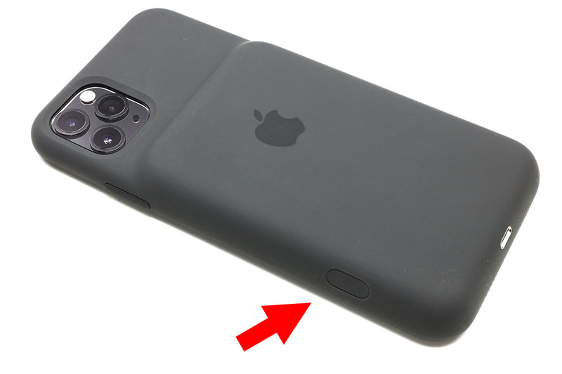 iPhone 11のスリープボタンの下方に位置するのがカメラボタン。指先の感触で位置を確認できる程度、少し凹んでいます。