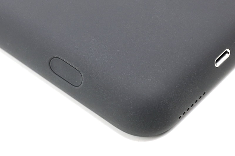 iPhone 11のスリープボタンの下方に位置するのがカメラボタン。指先の感触で位置を確認できる程度、少し凹んでいます。