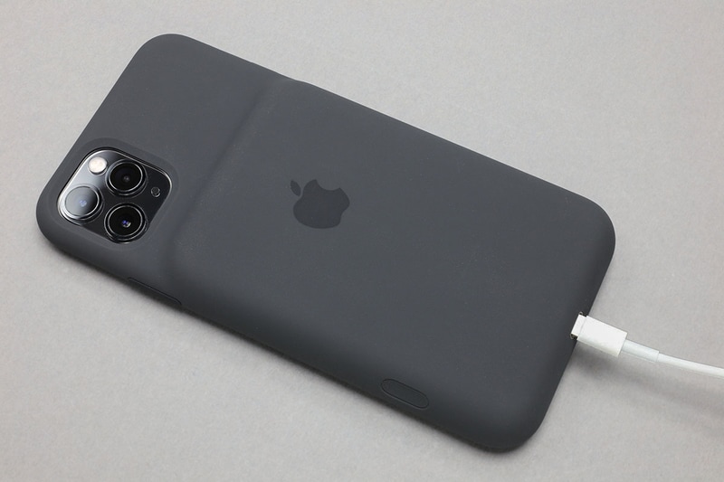 Lightningケーブルで充電してもいいし、Qiで充電してもOK。Smart Battery Case充電中でも、iPhone 11が同時に充電されます。