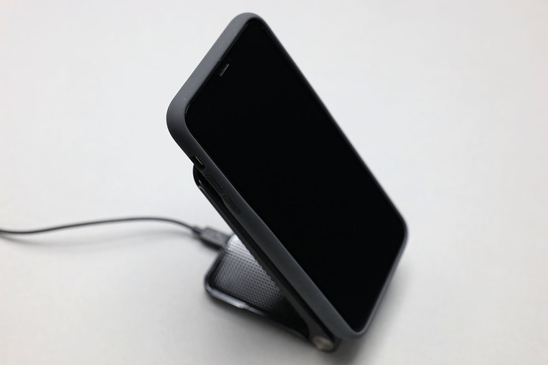 Lightningケーブルで充電してもいいし、Qiで充電してもOK。Smart Battery Case充電中でも、iPhone 11が同時に充電されます。