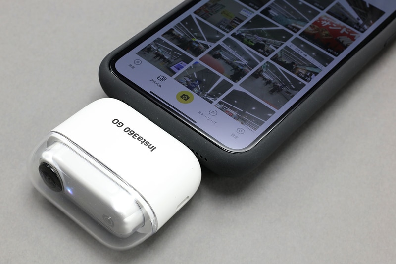 Smart Battery CaseのLightningコネクターはケースの表面ギリギリまで露出しているタイプ。例えば「iPhoneケースを外さないとうまく接続できないことが多いInsta360 GO」でも、Lightning延長ケーブルなど使わず、Smart Battery Case（経由でiPhone）に問題なく接続できます。ただし、コネクタ面がやや斜めで、本体に厚みがあるので、全てのLightningコネクターを問題なく接続できるというわけではありません。