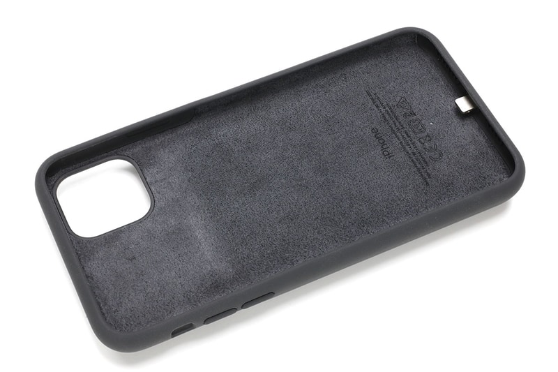 Smart Battery CaseにiPhoneを出し入れする様子。まずケースの上部を曲げて……