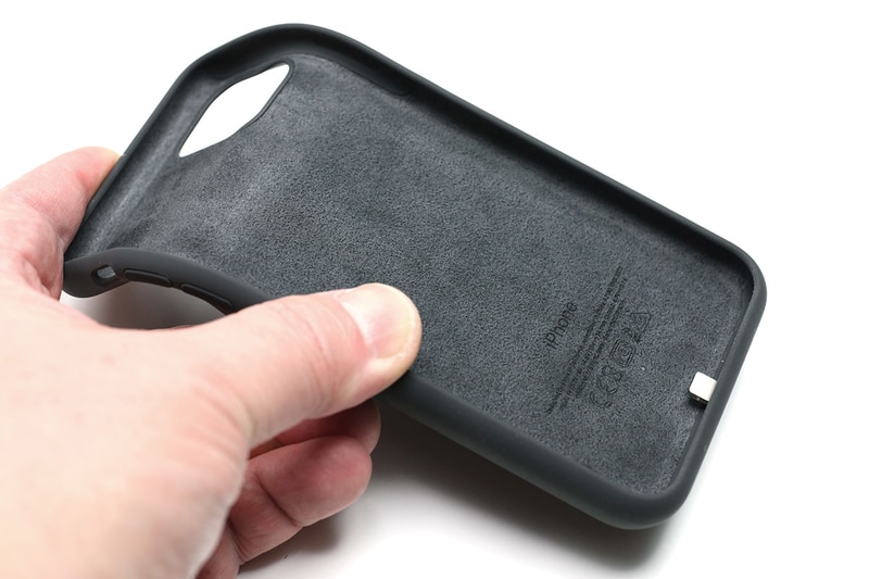 Smart Battery CaseにiPhoneを出し入れする様子。まずケースの上部を曲げて……