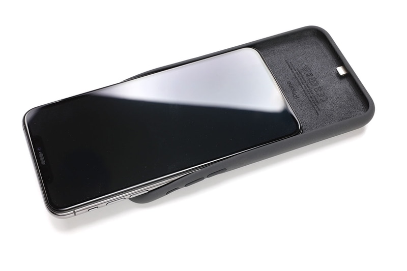 そこにiPhoneを挿入。さらに押し込んでケース上部を戻せば完了。