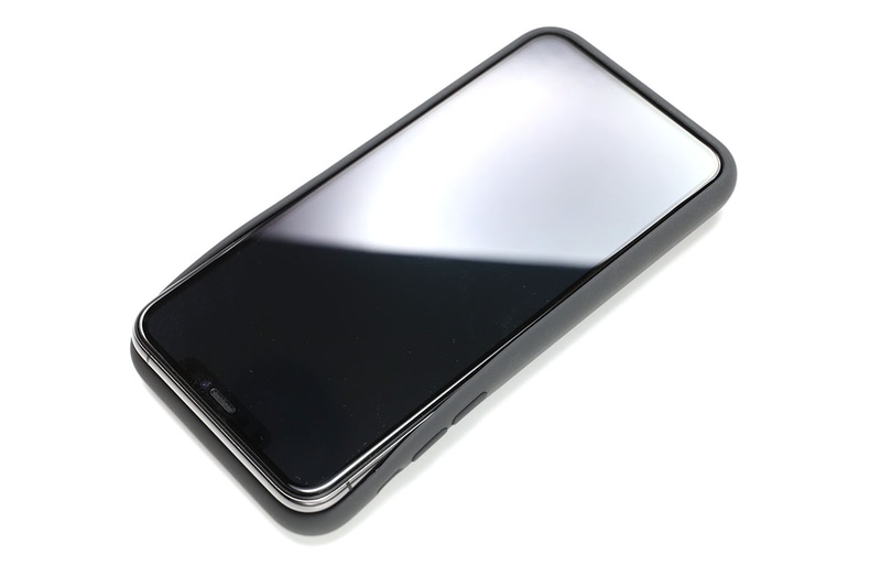 iPhoneを取り出す時は、ケース上部を少しめくるように曲げ、iPhoneを引き抜くだけ。内側がマイクロファイバー素材で滑りがいいで、iPhoneを容易に引き抜けます。