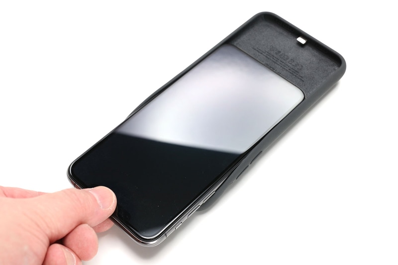 iPhoneを取り出す時は、ケース上部を少しめくるように曲げ、iPhoneを引き抜くだけ。内側がマイクロファイバー素材で滑りがいいで、iPhoneを容易に引き抜けます。