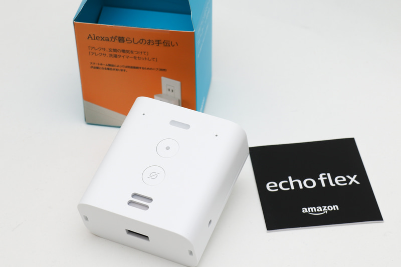 Echo Flexは本体ぎりぎりサイズの箱と説明書だけ。Amazonのあの輸送箱があっての小さい箱なのかもしれない
