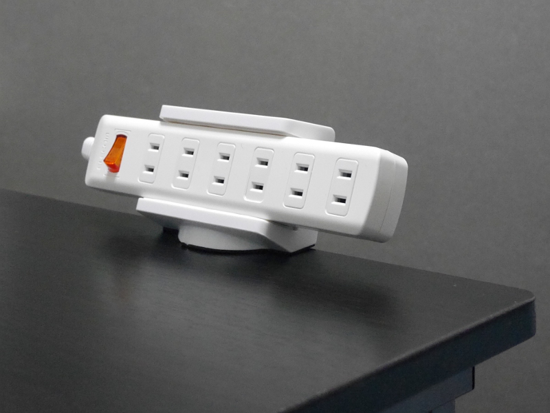 デスクに取り付けたところ。厚み10～50mmまでの天板に適合する