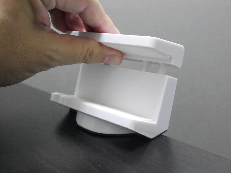 クリップを上に引っ張り、タップを挟む仕組み。最低でも40mmの幅が必要