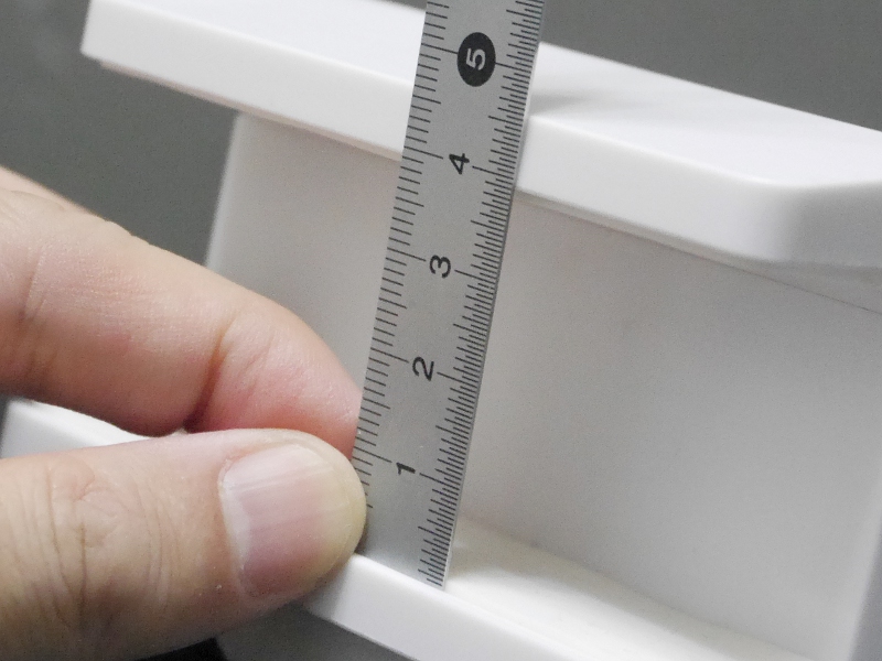 クリップを上に引っ張り、タップを挟む仕組み。最低でも40mmの幅が必要