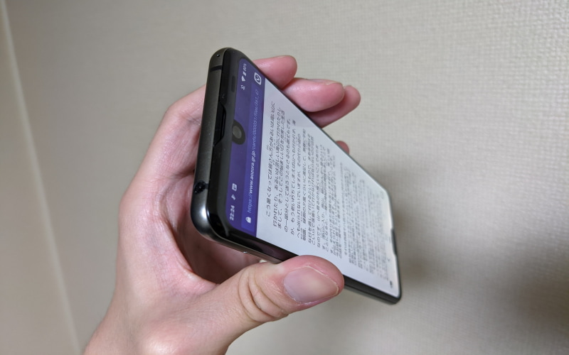 左＝そのまま。右＝のぞき見ブロックした状態。この距離で見てもなんなのかはまったく分かりません